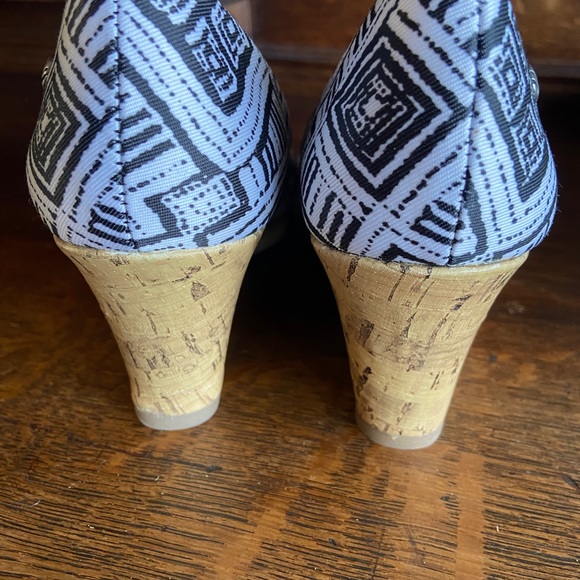 NWT LIFE STRUDE Black/ white fashion forward wedges with cork heel. - Picture 3 of 8